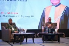 Ketua Muda Agama Mahkamah Agung Yasardin dalam Diskusi Hukum di Balikpapan.