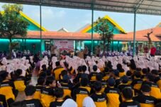 Polwan Sidoarjo memberikan edukasi kepada siswa SMPN 2 Krian melalui program Polwan Goes to School.