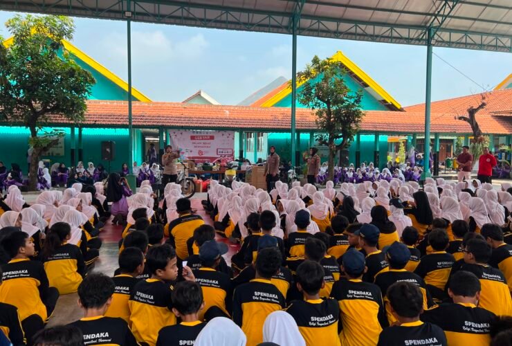 Polwan Sidoarjo memberikan edukasi kepada siswa SMPN 2 Krian melalui program Polwan Goes to School.
