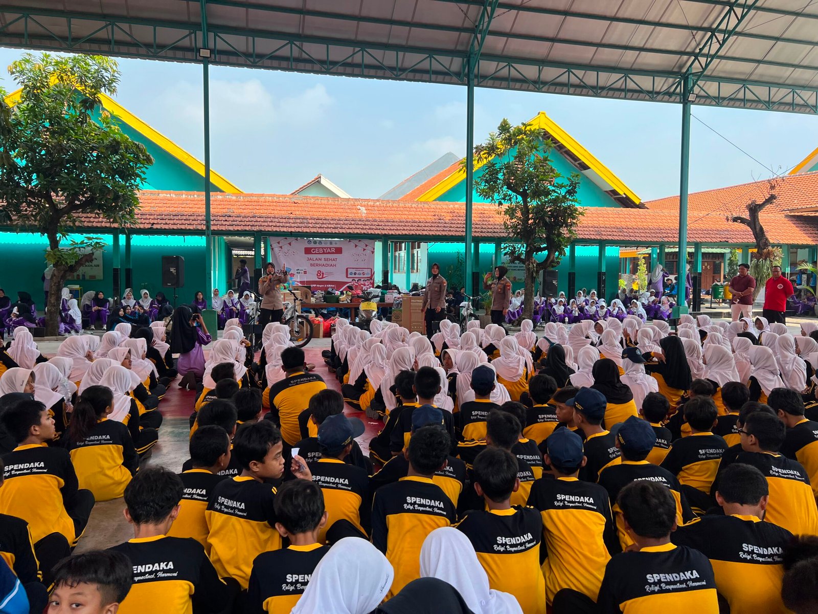 Polwan Sidoarjo memberikan edukasi kepada siswa SMPN 2 Krian melalui program Polwan Goes to School.