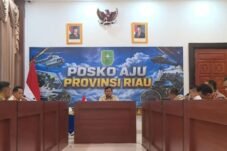 Presiden Prabowo Subianto memimpin rapat internal penanganan karhutla bersama jajaran pemerintah pusat dan Forkopimda Riau di Posko Aju Provinsi Riau, Pekanbaru, Senin (24/8/2026).