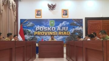 Presiden Prabowo Subianto memimpin rapat internal penanganan karhutla bersama jajaran pemerintah pusat dan Forkopimda Riau di Posko Aju Provinsi Riau, Pekanbaru, Senin (24/8/2026).