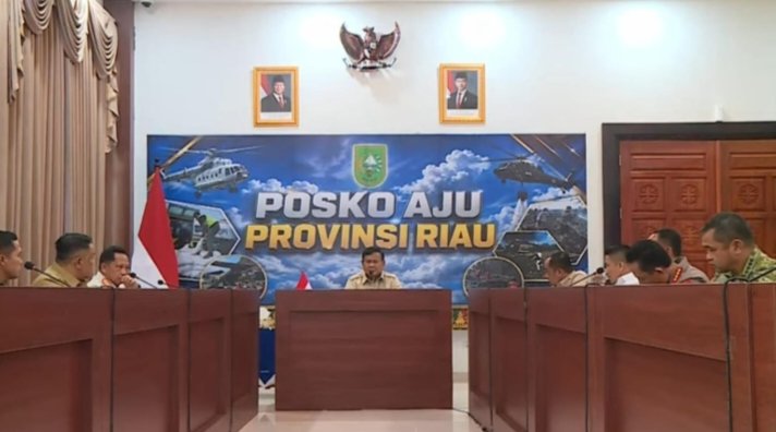 Presiden Prabowo Subianto memimpin rapat internal penanganan karhutla bersama jajaran pemerintah pusat dan Forkopimda Riau di Posko Aju Provinsi Riau, Pekanbaru, Senin (24/8/2026).