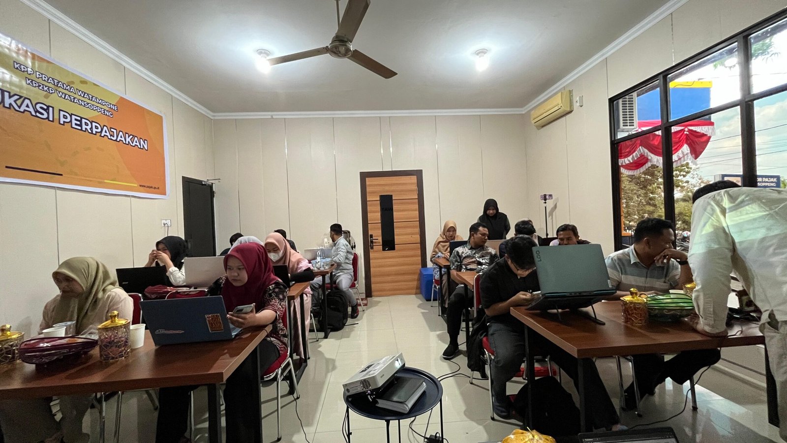 Pengurus Koperasi Desa/Kelurahan Merah Putih se-Kabupaten Soppeng mengikuti edukasi kewajiban perpajakan di Ruang Penyuluhan KP2KP Watansoppeng, 20–21 Agustus 2026.