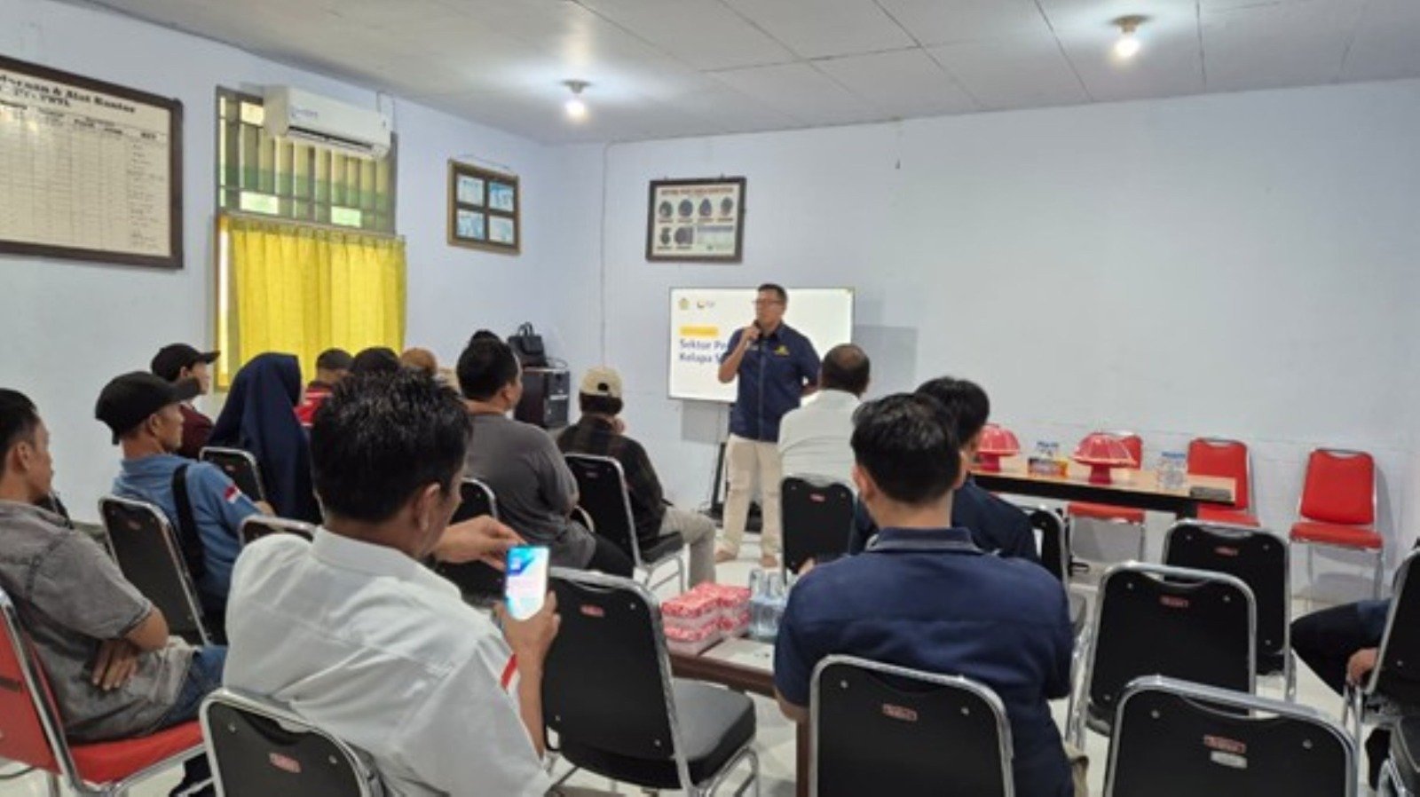 Edukasi perpajakan KPP Pratama Mamuju kepada kelompok tani mitra perkebunan sawit di Pasangkayu.