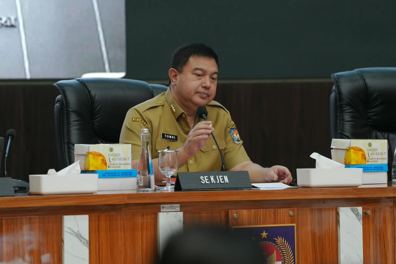 Sekjen Kemendagri Tomsi Tohir memimpin rapat pengendalian inflasi di Jakarta
