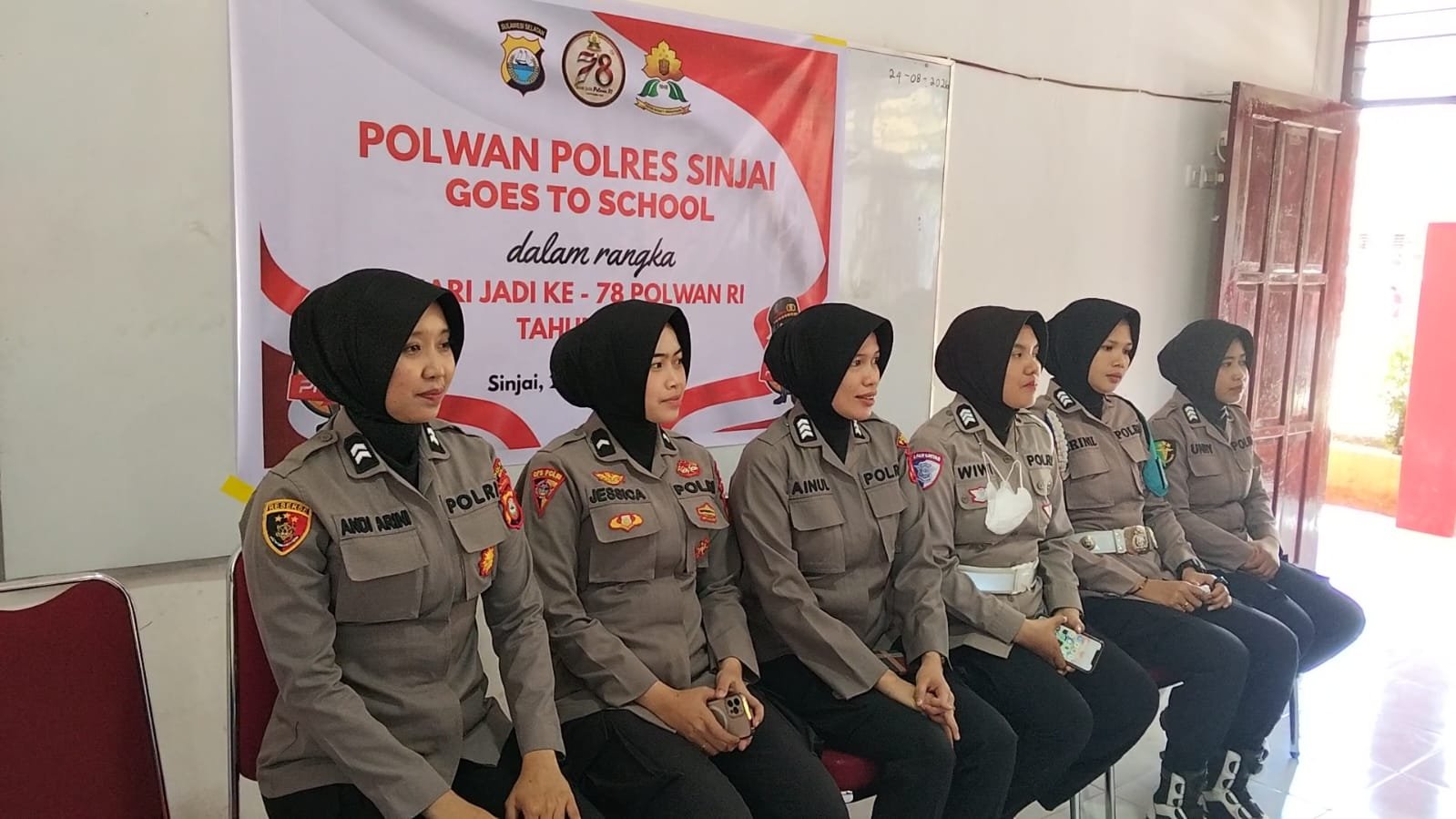 Polwan Polres Sinjai memberikan edukasi pencegahan kekerasan seksual kepada siswa SD Negeri 3 Balangnipa, Kecamatan Sinjai Utara, Senin (24/8/2026).