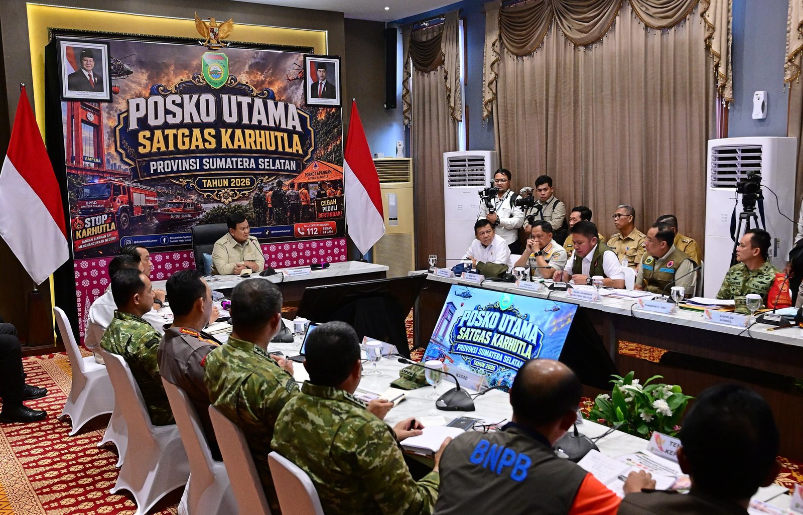 Mendagri Tito Karnavian dalam rapat Satgas Karhutla Sumatera Selatan di Palembang