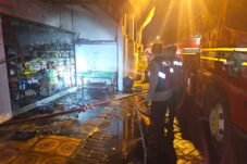 Petugas melakukan pemadaman dan pemeriksaan lokasi setelah kebakaran rumah sekaligus toko sembako di Desa Pagerwojo, Sidoarjo. (Redho/Insertrakyat.com).