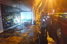 Petugas melakukan pemadaman dan pemeriksaan lokasi setelah kebakaran rumah sekaligus toko sembako di Desa Pagerwojo, Sidoarjo. (Redho/Insertrakyat.com).