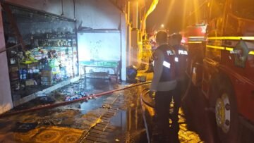 Petugas melakukan pemadaman dan pemeriksaan lokasi setelah kebakaran rumah sekaligus toko sembako di Desa Pagerwojo, Sidoarjo. (Redho/Insertrakyat.com).