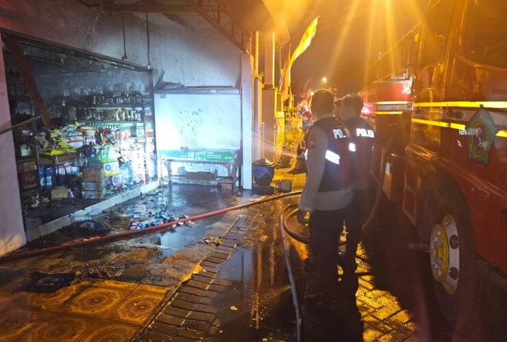 Petugas melakukan pemadaman dan pemeriksaan lokasi setelah kebakaran rumah sekaligus toko sembako di Desa Pagerwojo, Sidoarjo. (Redho/Insertrakyat.com).