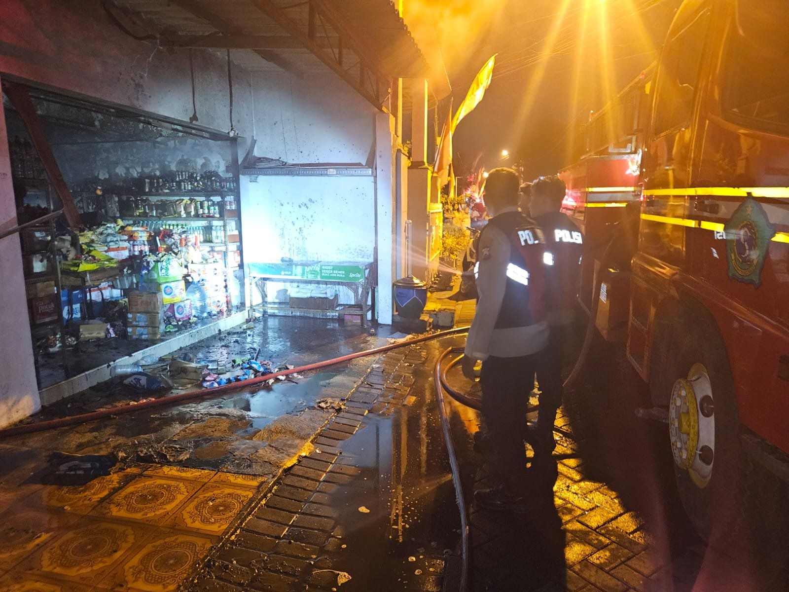Petugas melakukan pemadaman dan pemeriksaan lokasi setelah kebakaran rumah sekaligus toko sembako di Desa Pagerwojo, Sidoarjo. (Redho/Insertrakyat.com).