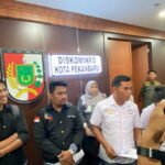Kompor Riau bersama pedagang mendatangi PPID Pemkot Pekanbaru untuk meminta dokumen terkait status HGB dan pengelolaan Pasar Kodim.