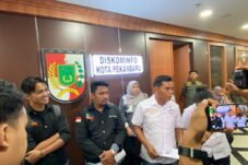 Kompor Riau bersama pedagang mendatangi PPID Pemkot Pekanbaru untuk meminta dokumen terkait status HGB dan pengelolaan Pasar Kodim.