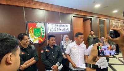 Kompor Riau bersama pedagang mendatangi PPID Pemkot Pekanbaru untuk meminta dokumen terkait status HGB dan pengelolaan Pasar Kodim.