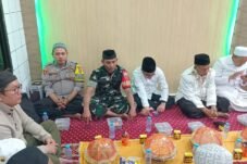 Bhabinkamtibmas Polsek Ujung Polres Parepare Bripka Andi Marsyaldi menghadiri peringatan Maulid Nabi Muhammad SAW di Masjid Istiqlal, Kota Parepare.
