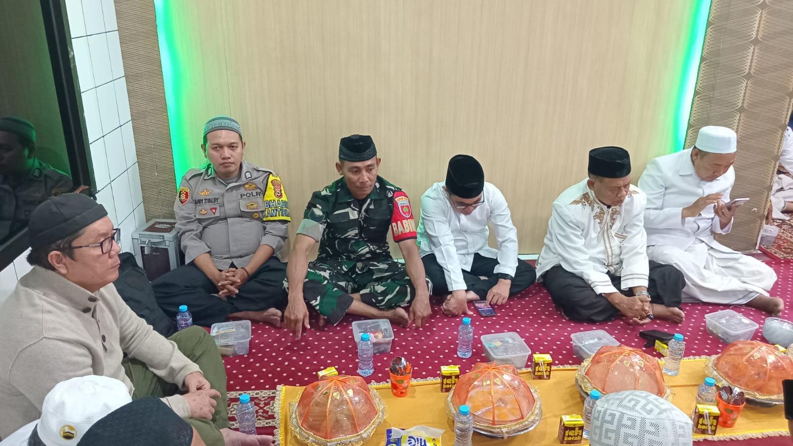 Bhabinkamtibmas Polsek Ujung Polres Parepare Bripka Andi Marsyaldi menghadiri peringatan Maulid Nabi Muhammad SAW di Masjid Istiqlal, Kota Parepare.