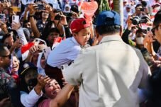 Presiden Prabowo disambut warga Jembrana menuju PLTS Site Gilimanuk.