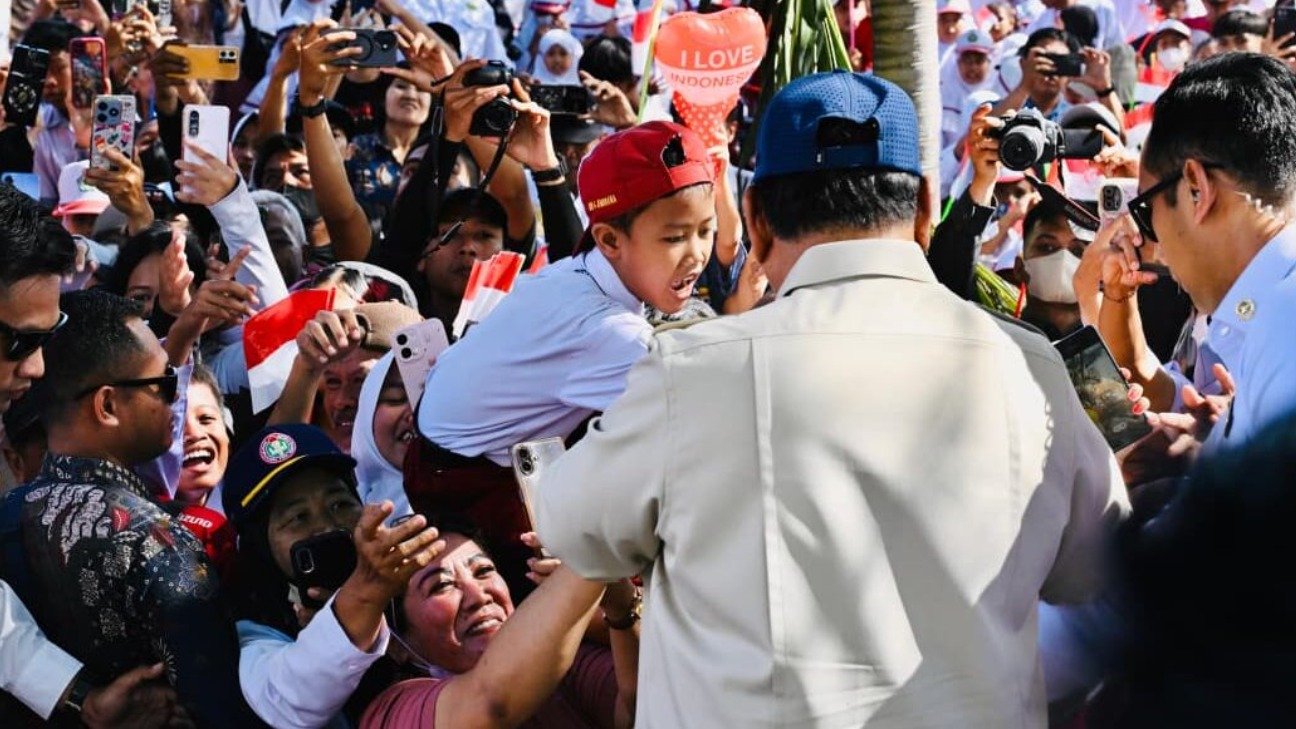 Presiden Prabowo disambut warga Jembrana menuju PLTS Site Gilimanuk.