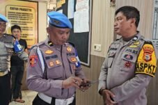 Pemeriksaan HP personel Polsek Ujung Parepare untuk mencegah judi online dan pinjaman online.