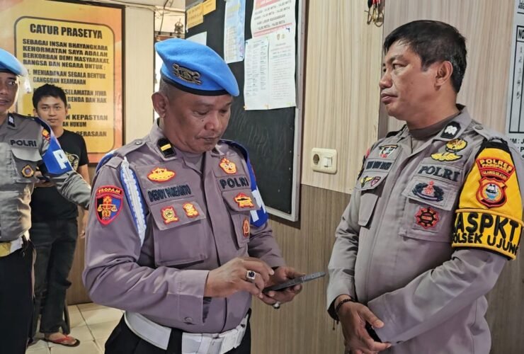 Pemeriksaan HP personel Polsek Ujung Parepare untuk mencegah judi online dan pinjaman online.