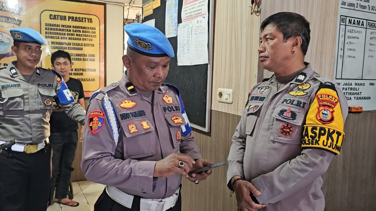 Pemeriksaan HP personel Polsek Ujung Parepare untuk mencegah judi online dan pinjaman online.