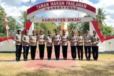 11 Polwan Polres Sinjai mengikuti ziarah dan tabur bunga di TMP Manggottong dalam rangka Hari Jadi Polwan ke-78.