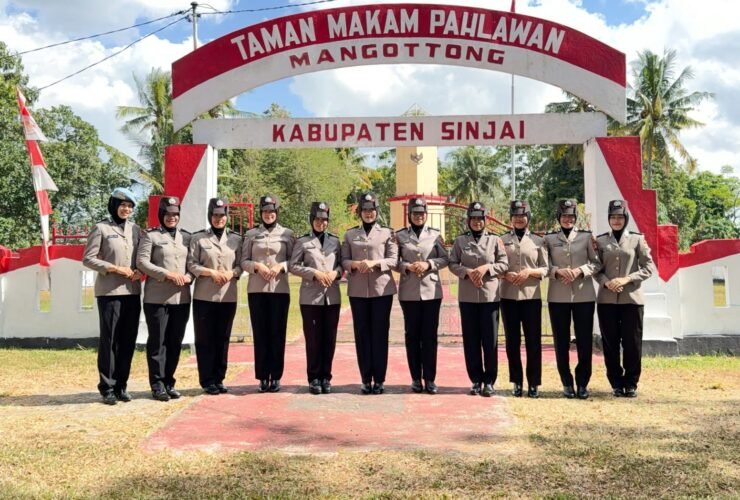 11 Polwan Polres Sinjai mengikuti ziarah dan tabur bunga di TMP Manggottong dalam rangka Hari Jadi Polwan ke-78.