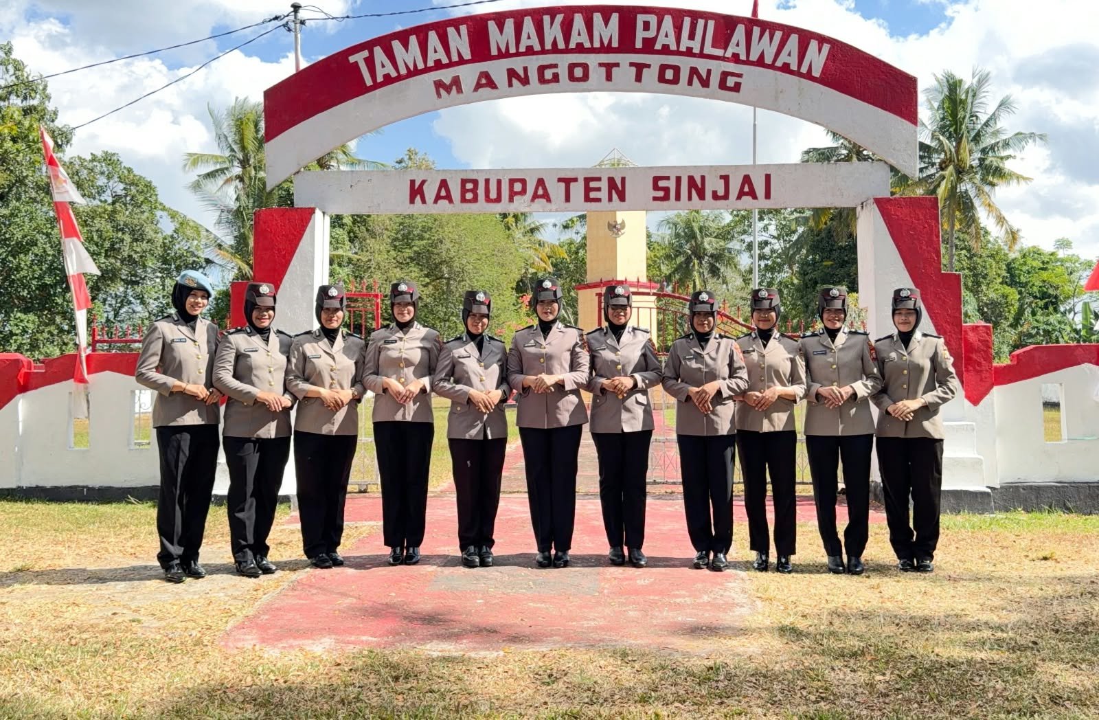 11 Polwan Polres Sinjai mengikuti ziarah dan tabur bunga di TMP Manggottong dalam rangka Hari Jadi Polwan ke-78.
