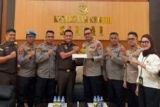 Kapolres Sinjai Beri Kejutan Ulang Tahun Kajari Budiman
