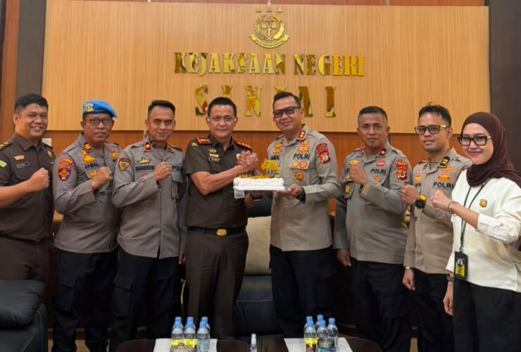 Kapolres Sinjai Beri Kejutan Ulang Tahun Kajari Budiman