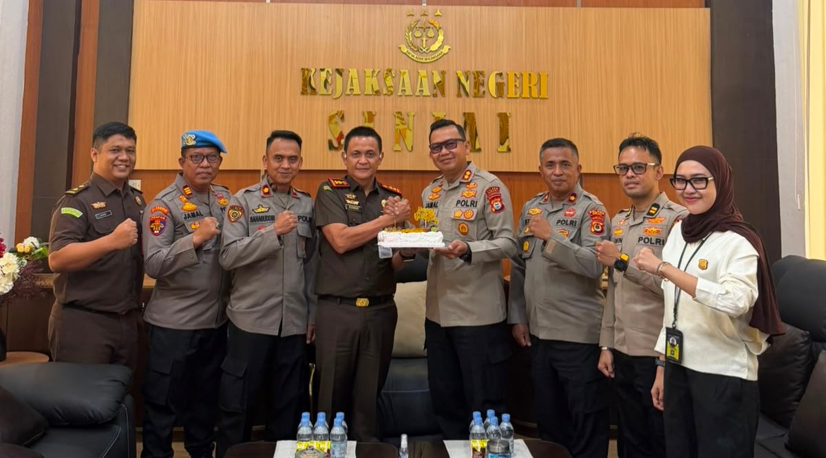 Kapolres Sinjai Beri Kejutan Ulang Tahun Kajari Budiman