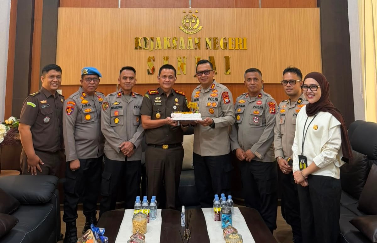 Kapolres Sinjai bersama jajaran memberikan kejutan ulang tahun kepada Kajari Sinjai Budiman di Kantor Kejaksaan Negeri Sinjai.