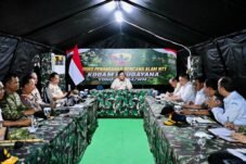 Mendagri Tito Karnavian dalam rapat penanganan dampak gempa NTT di Nagekeo.