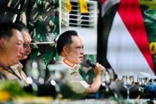 Mendagri Tito Karnavian mengikuti rapat penanganan gempa NTT di Kabupaten Nagekeo.