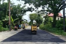 Petugas melakukan patching pada ruas Jalan Parak Karakah hingga kawasan Kompleks Filano, Kecamatan Padang Timur. Sumber foto: Dinas PUPR Kota Padang/Dion InsertRakyat.com.