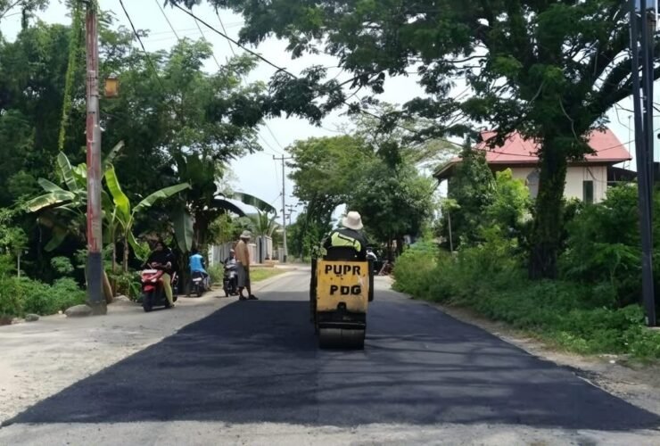 Petugas melakukan patching pada ruas Jalan Parak Karakah hingga kawasan Kompleks Filano, Kecamatan Padang Timur. Sumber foto: Dinas PUPR Kota Padang/Dion InsertRakyat.com.