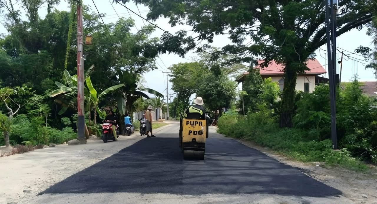 Petugas melakukan patching pada ruas Jalan Parak Karakah hingga kawasan Kompleks Filano, Kecamatan Padang Timur. Sumber foto: Dinas PUPR Kota Padang/Dion InsertRakyat.com.