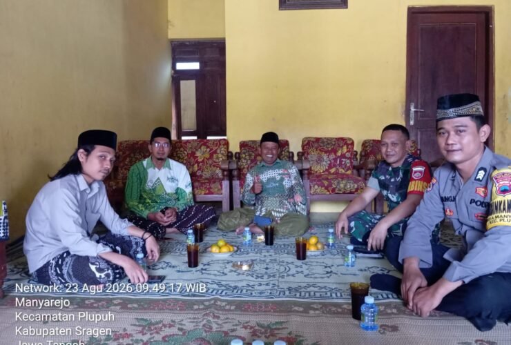 Serda Srianto, Babinsa Manyarejo Koramil 20/Plupuh, menghadiri Pengajian Akbar Lapanan MWC NU Kecamatan Plupuh di Masjid Darussalam, Desa Manyarejo, Sragen, Kamis (27/8/2026). Sumber foto: Agus Kemplu.
