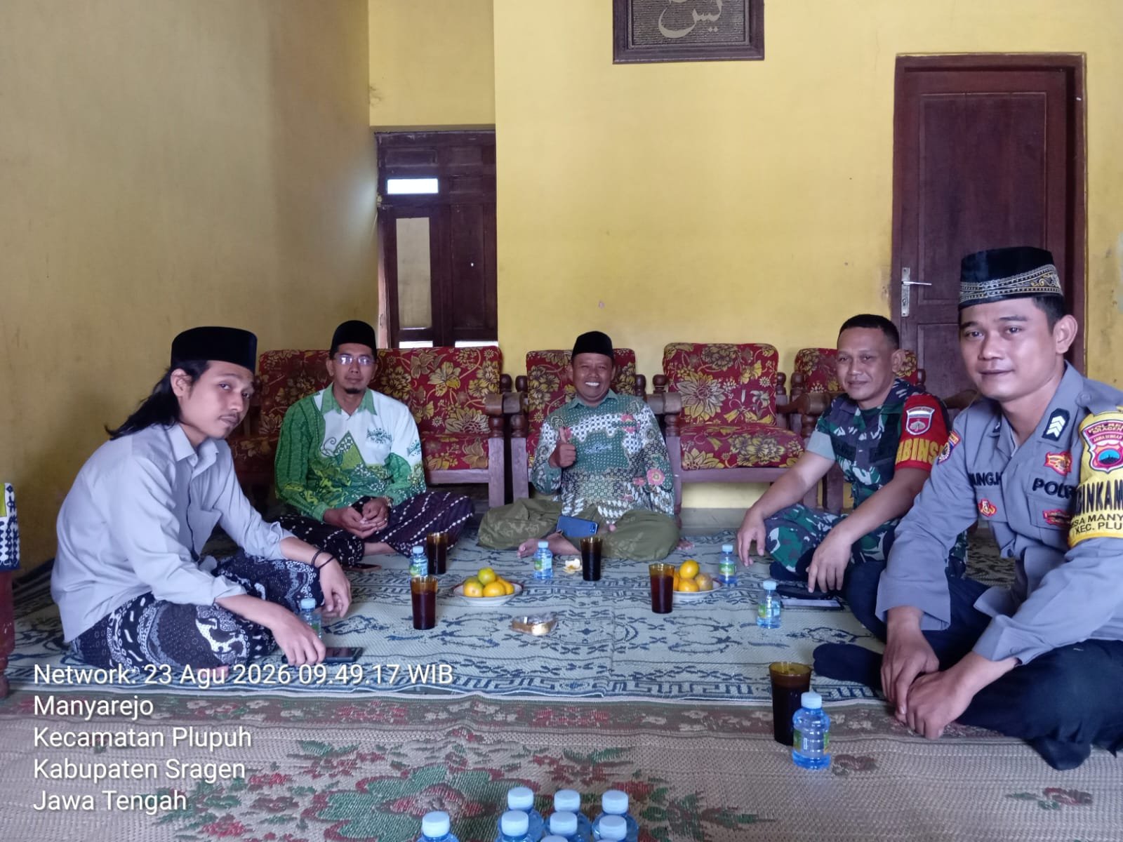 Serda Srianto, Babinsa Manyarejo Koramil 20/Plupuh, menghadiri Pengajian Akbar Lapanan MWC NU Kecamatan Plupuh di Masjid Darussalam, Desa Manyarejo, Sragen, Kamis (27/8/2026). Sumber foto: Agus Kemplu.