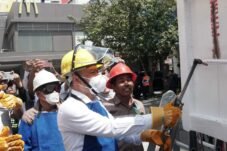 Direktur Jenderal Perhubungan Darat Aan Suhanan meninjau proses normalisasi kendaraan angkutan barang di Plaza Balikpapan, Kalimantan Timur, Kamis (27/8/2026). Sumber foto: Ditjen Perhubungan Darat.