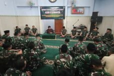 Personel Kodim 0728/Wonogiri mengikuti peringatan Maulid Nabi di Masjid Kartika