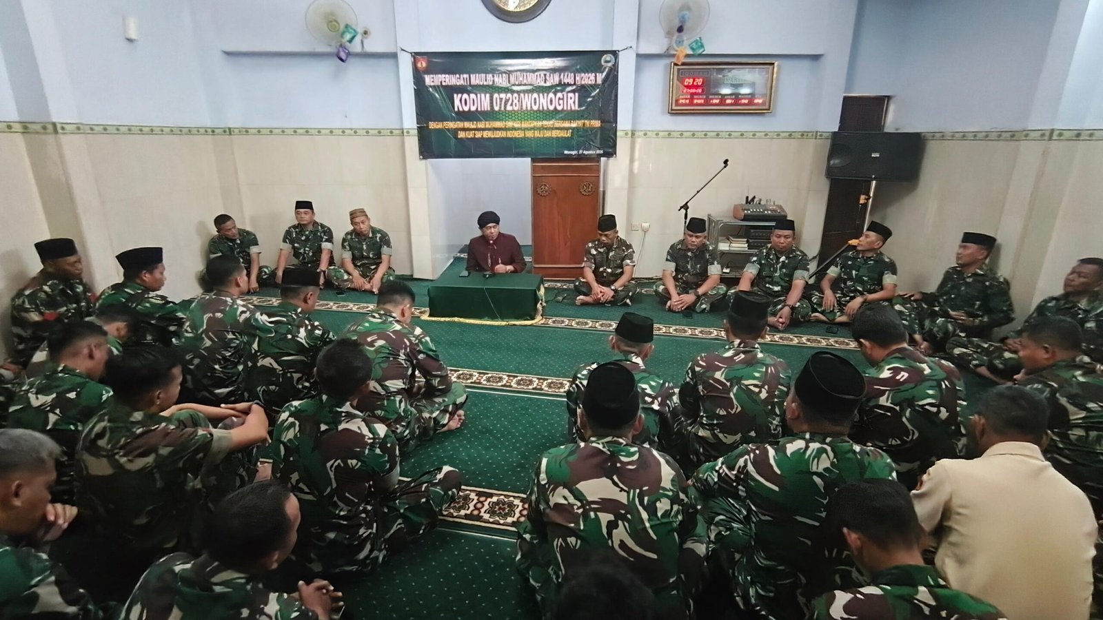 Personel Kodim 0728/Wonogiri mengikuti peringatan Maulid Nabi di Masjid Kartika