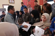 Foto-Sekda Polewali Mandar Nursaid Mustafa menyerahkan sertifikat kelulusan Latsar CPNS 2026 dalam acara di Ruang Pola Kantor Bupati Polewali Mandar, Kamis (27/8/2026). Rahmat/InsertRakyat.com