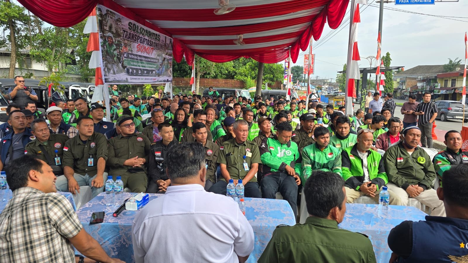 Dir Intelkam Polda Sumut berdialog dengan pengemudi ojol di Medan