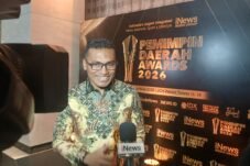 Bupati Aceh Barat Daya Safaruddin pada momen dokumentasi penyerahan penghargaan iNews TV. (Foto Istimewa).