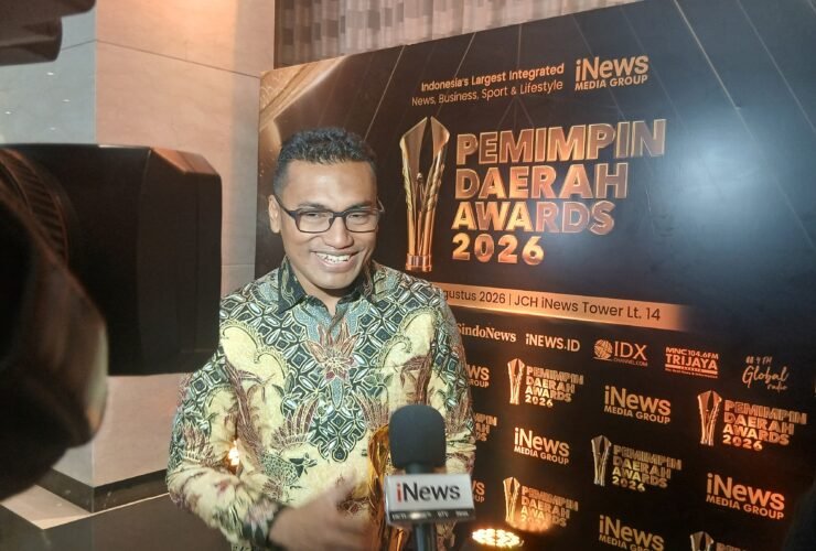Bupati Aceh Barat Daya Safaruddin pada momen dokumentasi penyerahan penghargaan iNews TV. (Foto Istimewa).
