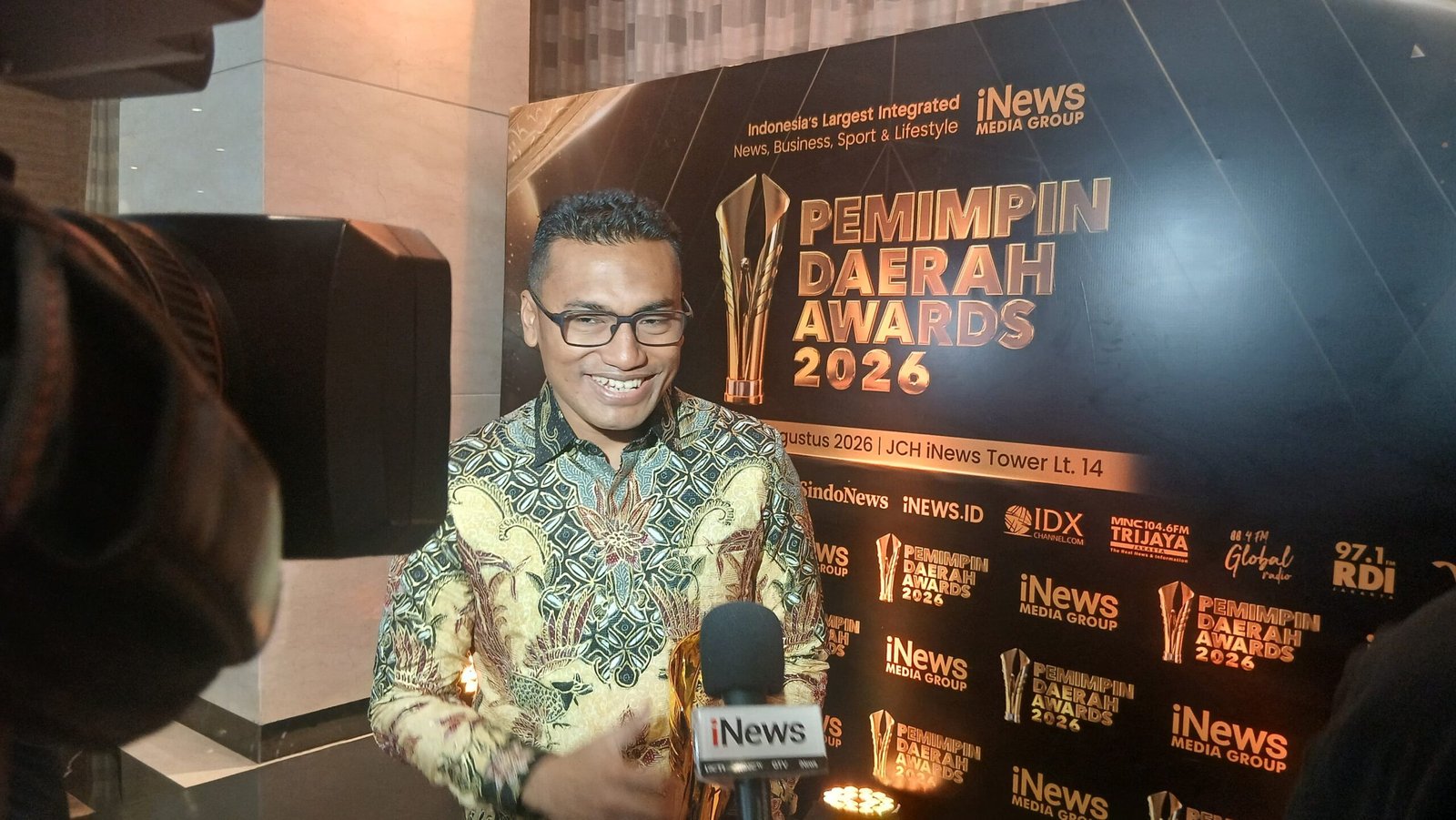 Bupati Aceh Barat Daya Safaruddin pada momen dokumentasi penyerahan penghargaan iNews TV. (Foto Istimewa).