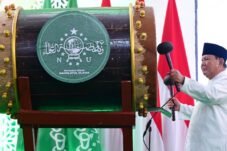 Presiden Prabowo menabuh bedug sebagai tanda resmi pembukaan Muktamar ke-35 NU.